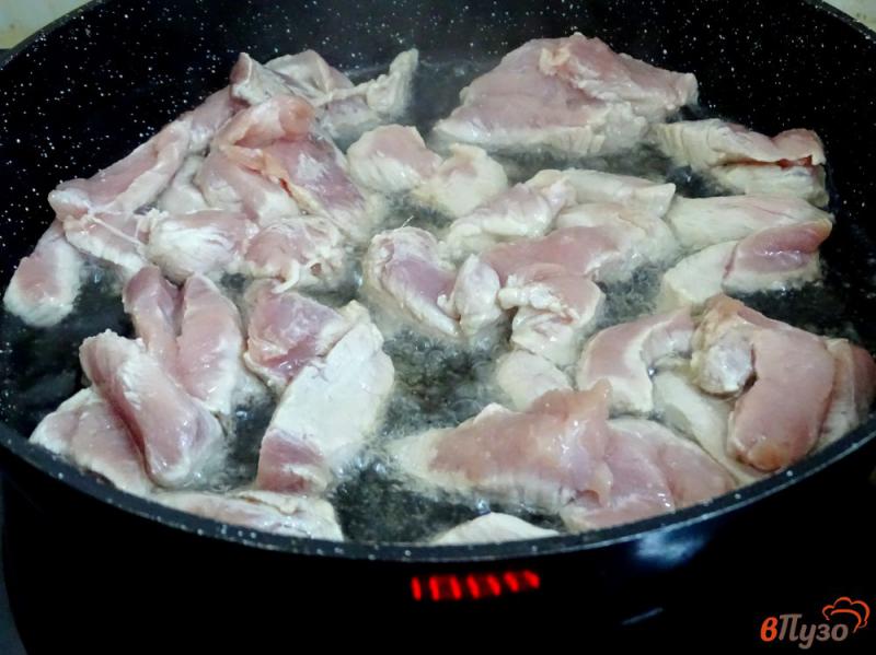 Фото приготовление рецепта: Плов из свинины в сковороде шаг №5