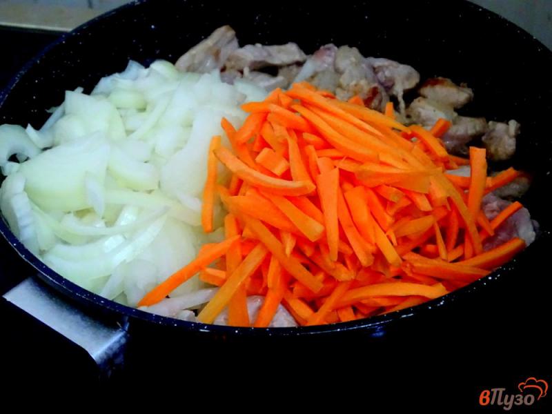 Фото приготовление рецепта: Плов из свинины в сковороде шаг №6
