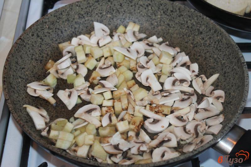 Фото приготовление рецепта: Хрустящие тосты с грибами и вяленой свининой шаг №2
