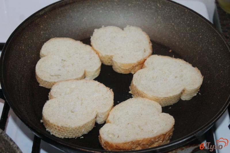 Фото приготовление рецепта: Хрустящие тосты с грибами и вяленой свининой шаг №1