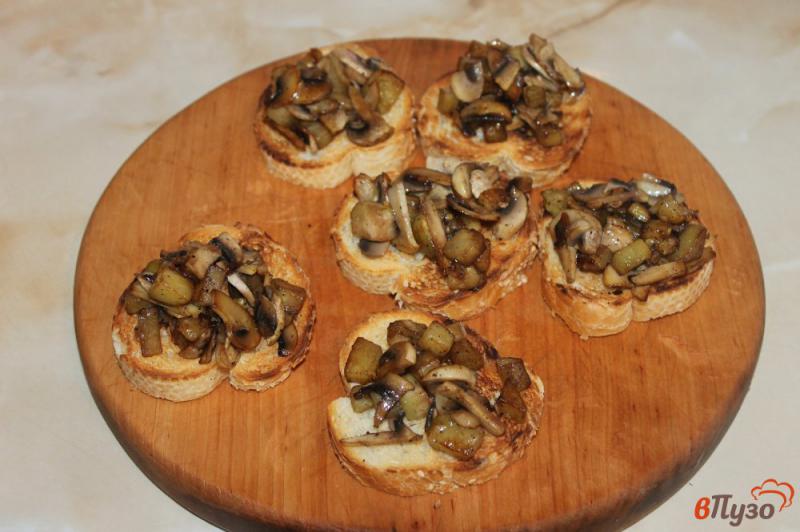 Фото приготовление рецепта: Хрустящие тосты с грибами и вяленой свининой шаг №3