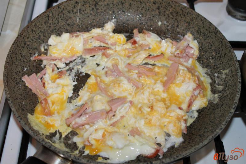 Фото приготовление рецепта: Яичница с помидором, сыром и вареной колбасой шаг №4