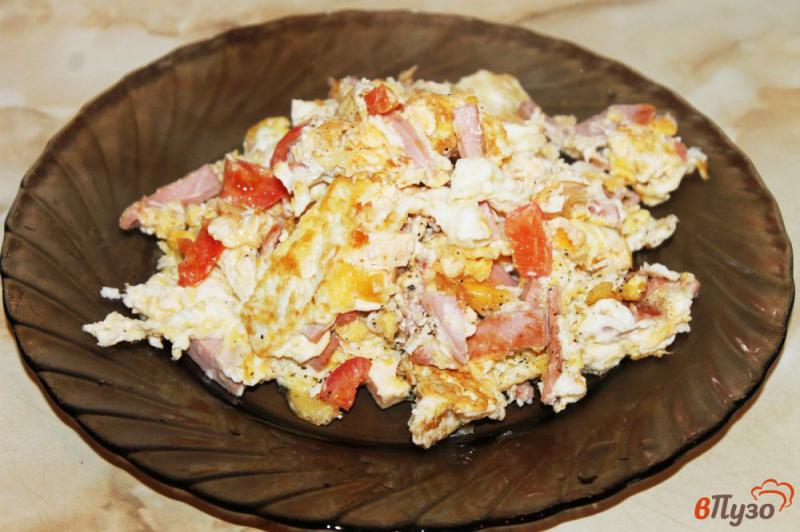 Фото приготовление рецепта: Яичница с помидором, сыром и вареной колбасой шаг №6