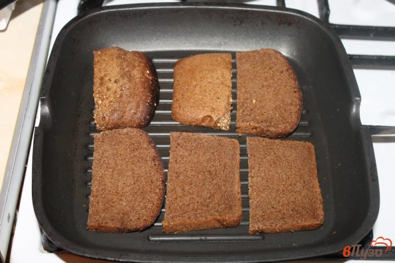 Фото приготовление рецепта: Закуска из бородинского хлеба с чесноком и сыром к первым блюдам шаг №2