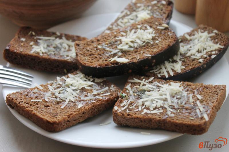 Фото приготовление рецепта: Закуска из бородинского хлеба с чесноком и сыром к первым блюдам шаг №6