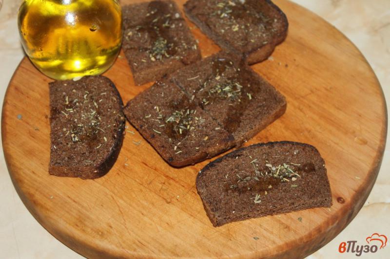 Фото приготовление рецепта: Закуска из бородинского хлеба с чесноком и сыром к первым блюдам шаг №4