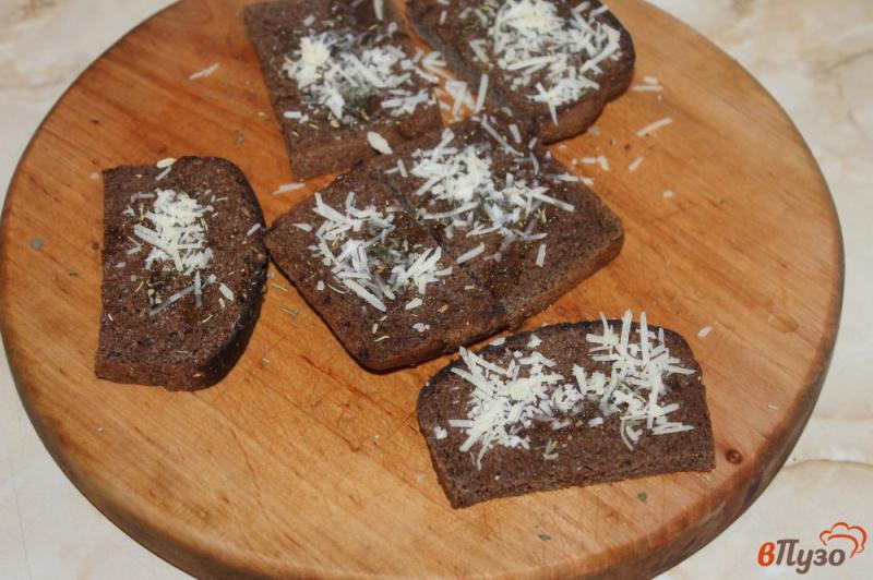 Фото приготовление рецепта: Закуска из бородинского хлеба с чесноком и сыром к первым блюдам шаг №5