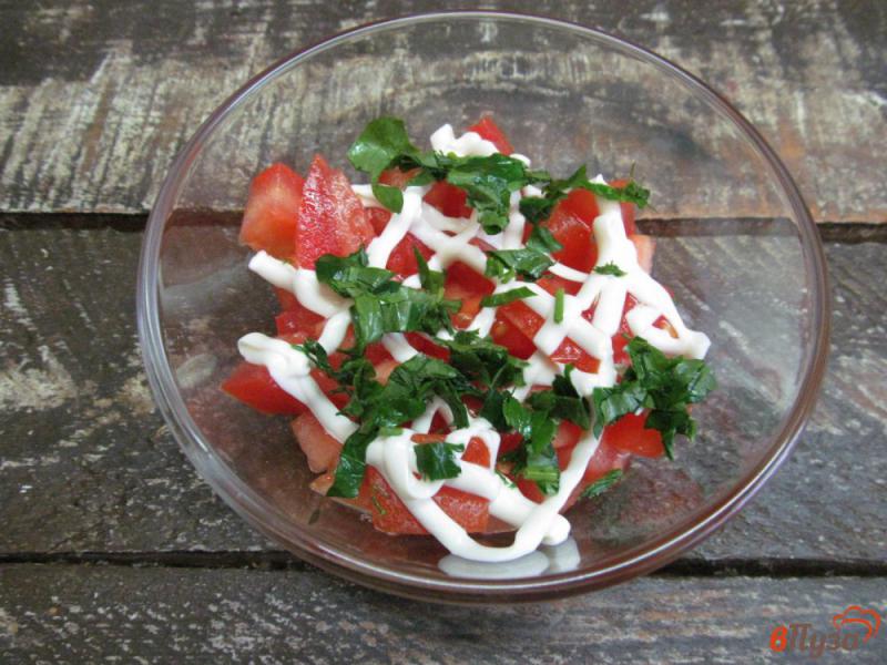 Фото приготовление рецепта: Салат из помидора с сыром шаг №3