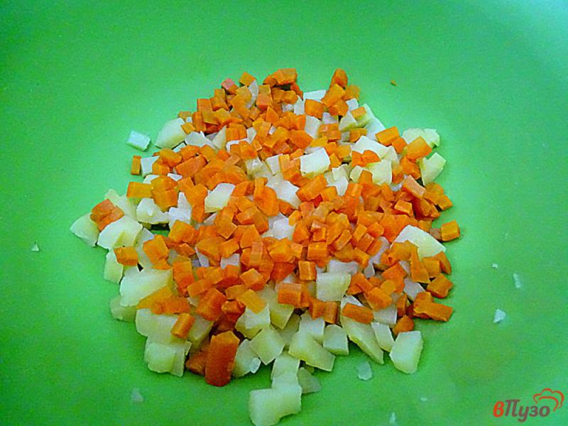 Фото приготовление рецепта: Винегрет с капустой, огурцами и фасолью шаг №2