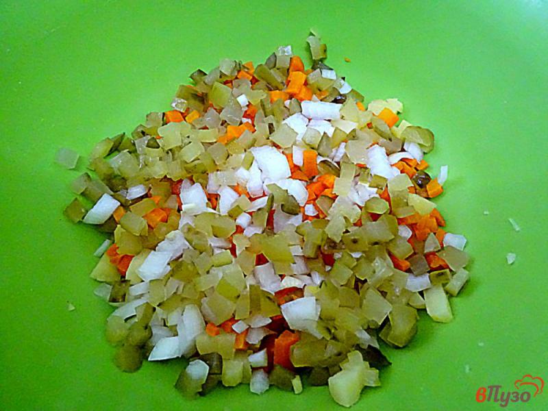 Фото приготовление рецепта: Винегрет с капустой, огурцами и фасолью шаг №3
