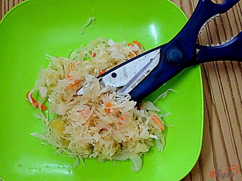 Фото приготовление рецепта: Винегрет с капустой, огурцами и фасолью шаг №4