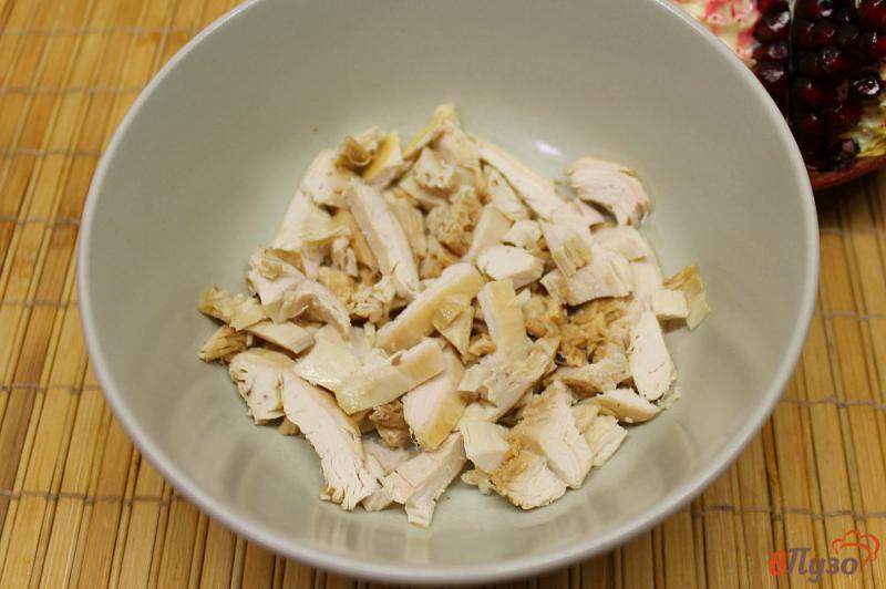 Фото приготовление рецепта: Салат из куриной грудки с яблоком и гранатом шаг №2