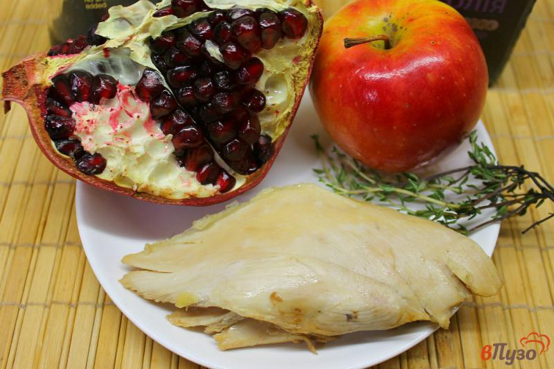 Фото приготовление рецепта: Салат из куриной грудки с яблоком и гранатом шаг №1