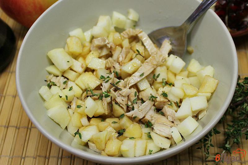 Фото приготовление рецепта: Салат из куриной грудки с яблоком и гранатом шаг №5