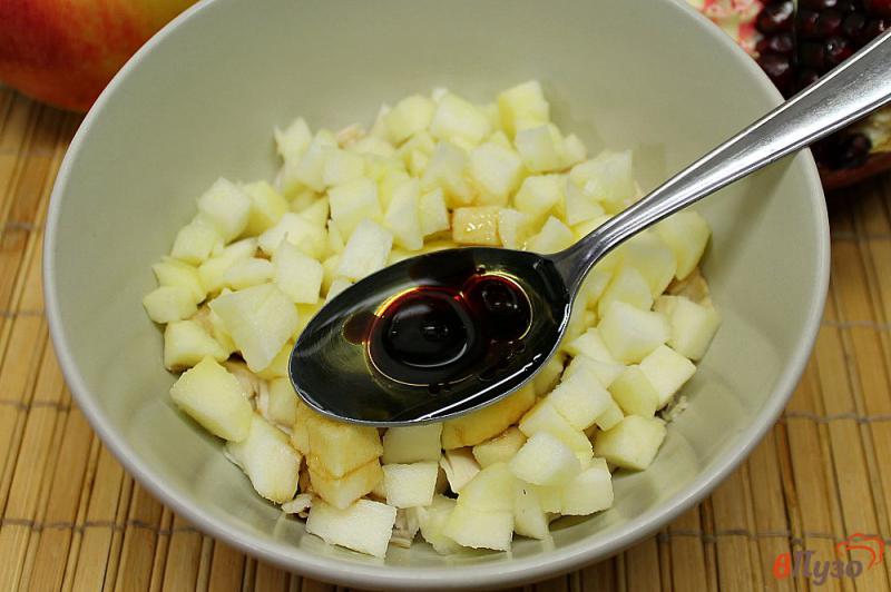 Фото приготовление рецепта: Салат из куриной грудки с яблоком и гранатом шаг №4