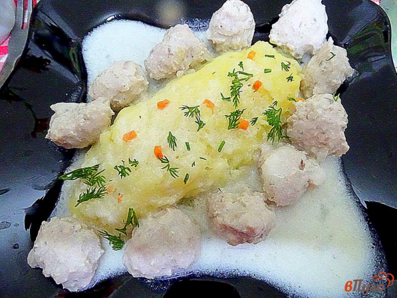 Фото приготовление рецепта: Фрикадельки в сметанном соусе шаг №6