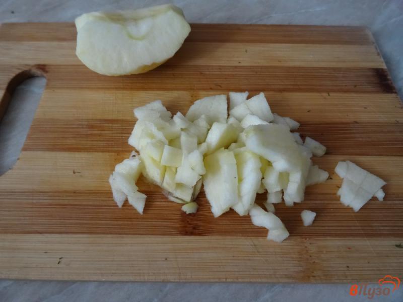 Фото приготовление рецепта: Сытный салат с крабовыми палочками и рисом шаг №4