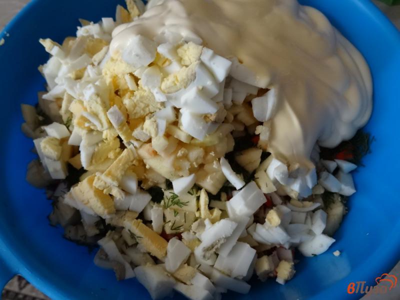 Фото приготовление рецепта: Сытный салат с крабовыми палочками и рисом шаг №6