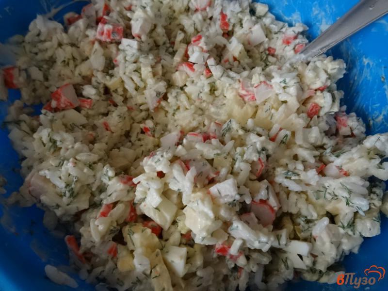 Фото приготовление рецепта: Сытный салат с крабовыми палочками и рисом шаг №7