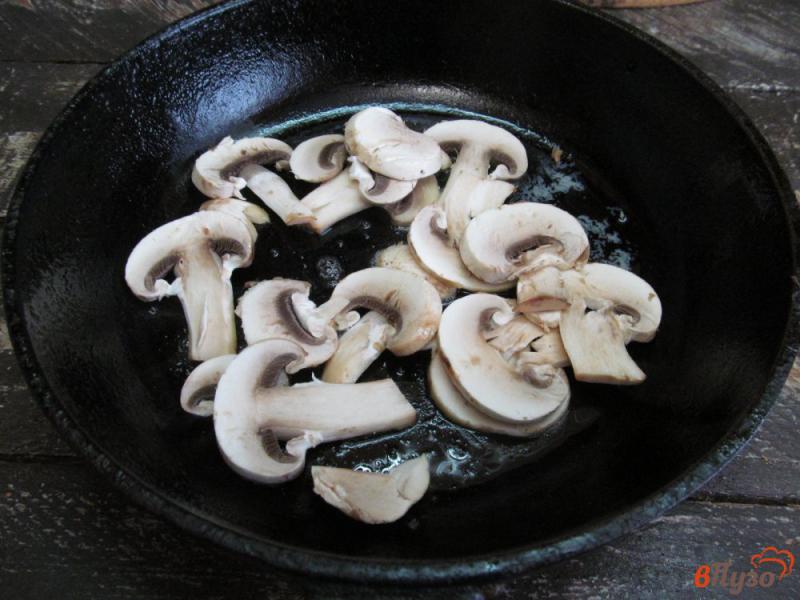Фото приготовление рецепта: Манная каша с грибами и яйцом шаг №5
