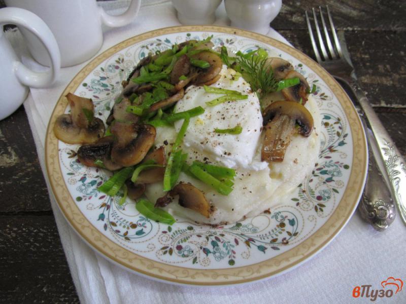 Фото приготовление рецепта: Манная каша с грибами и яйцом шаг №7