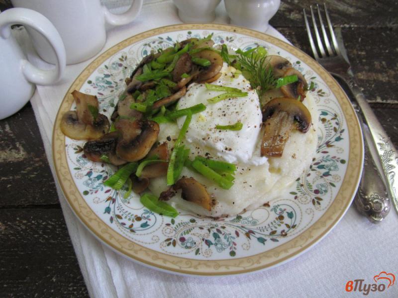 Фото приготовление рецепта: Манная каша с грибами и яйцом шаг №8