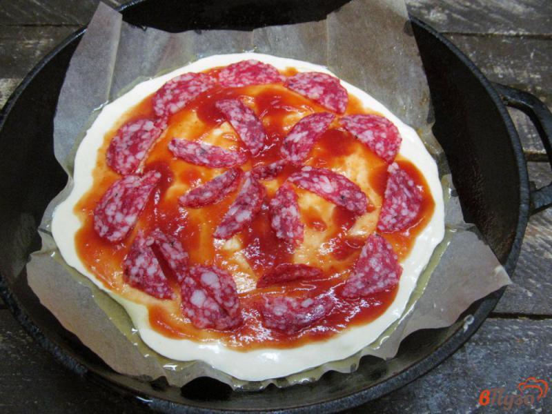 Фото приготовление рецепта: Пицца со сметаной на сковороде шаг №5