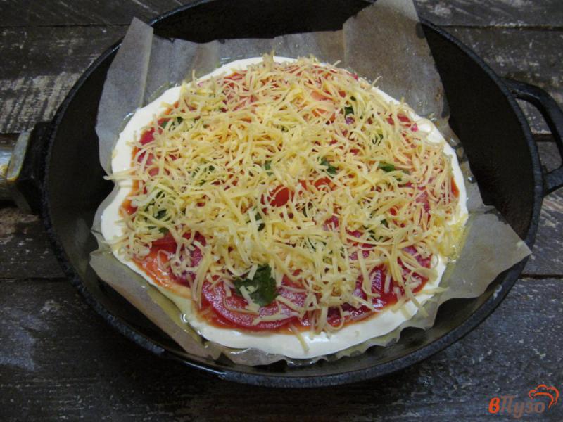 Фото приготовление рецепта: Пицца со сметаной на сковороде шаг №7