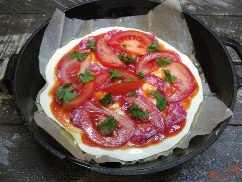 Фото приготовление рецепта: Пицца со сметаной на сковороде шаг №6