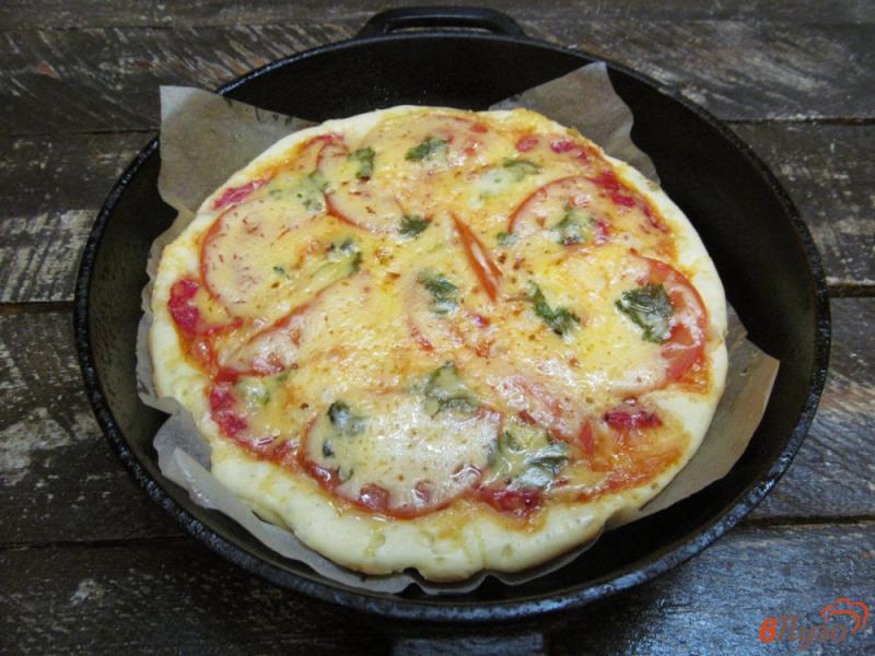 Фото приготовление рецепта: Пицца со сметаной на сковороде шаг №8
