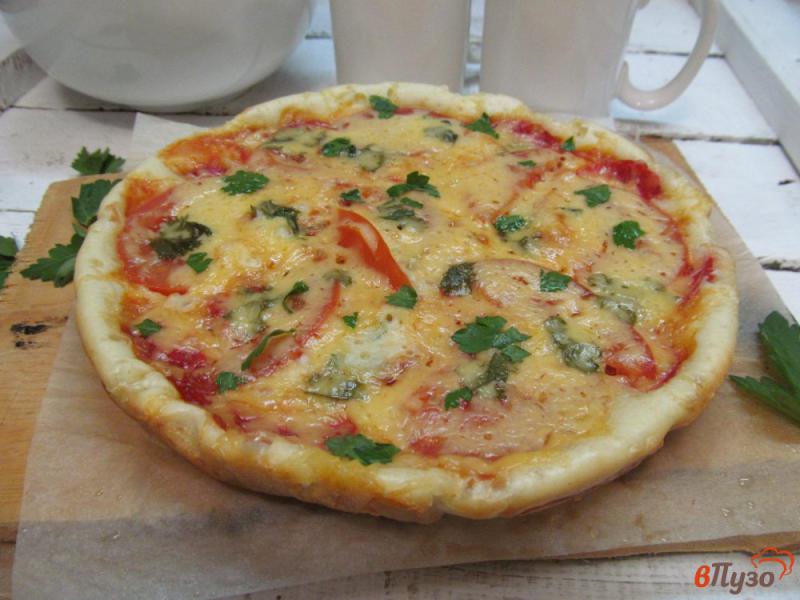 Фото приготовление рецепта: Пицца со сметаной на сковороде шаг №9