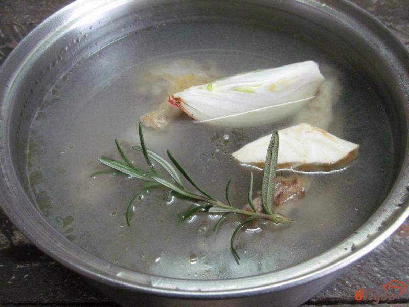 Фото приготовление рецепта: Утиный суп с гречкой и шампиньоном шаг №2