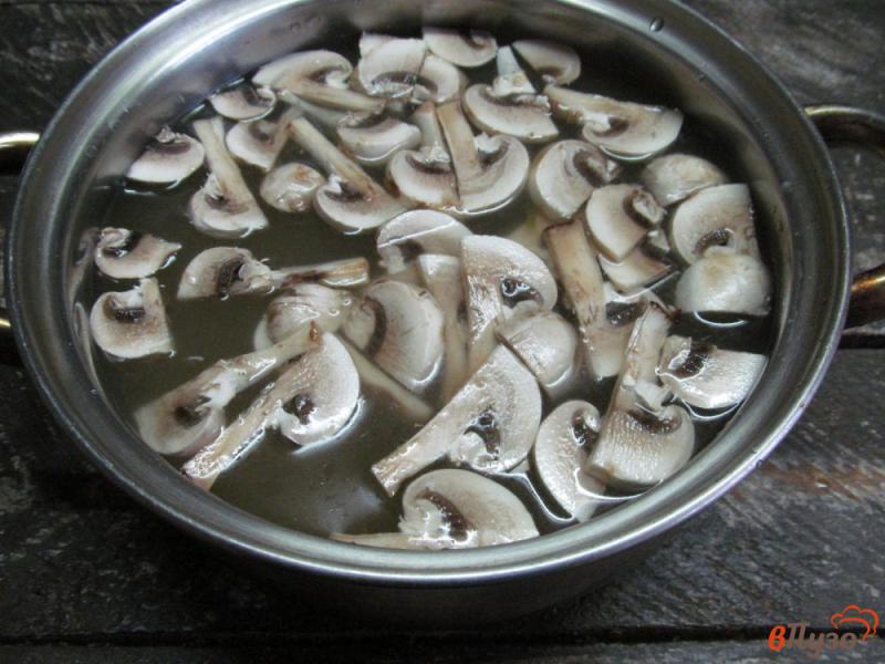 Фото приготовление рецепта: Утиный суп с гречкой и шампиньоном шаг №4