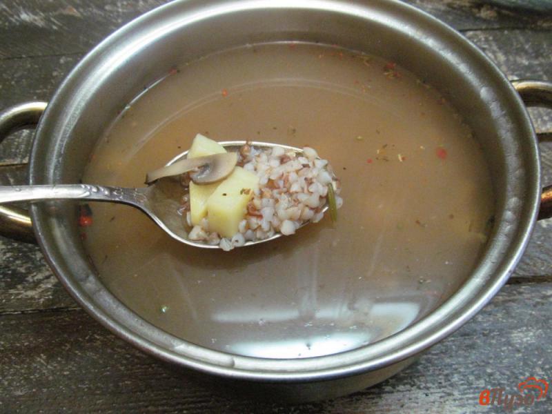 Фото приготовление рецепта: Утиный суп с гречкой и шампиньоном шаг №6