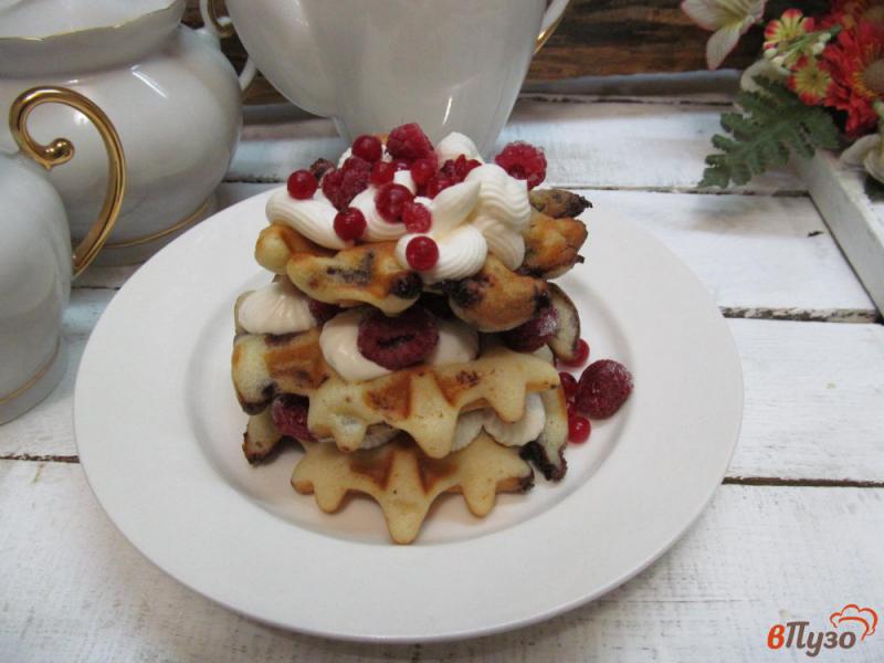 Фото приготовление рецепта: Мини торт из вафель со сливочным кремом и ягодами шаг №11