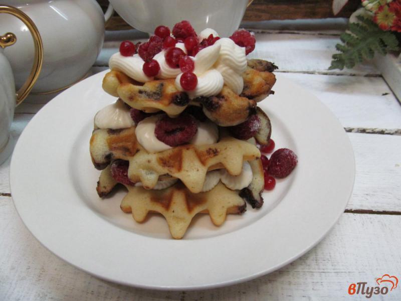 Фото приготовление рецепта: Мини торт из вафель со сливочным кремом и ягодами шаг №10