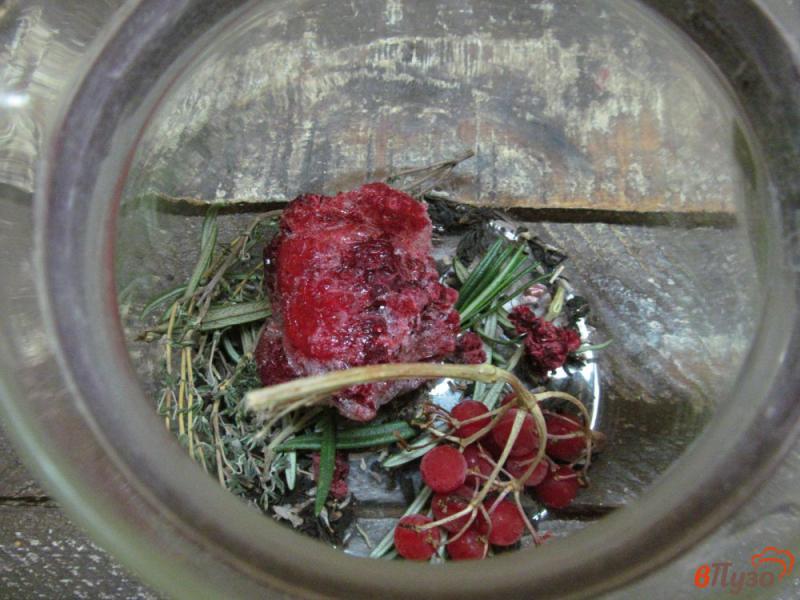 Фото приготовление рецепта: Ягодный чай с розмарином и тимьяном шаг №2