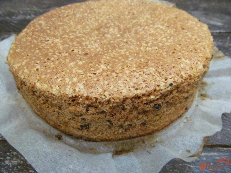 Фото приготовление рецепта: Бисквитный торт с яблочной прослойкой шаг №6