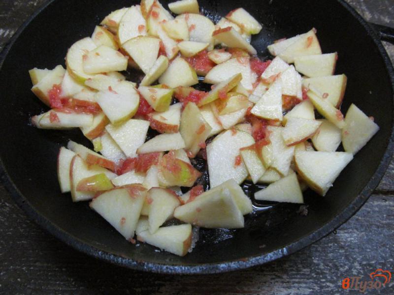 Фото приготовление рецепта: Бисквитный торт с яблочной прослойкой шаг №9