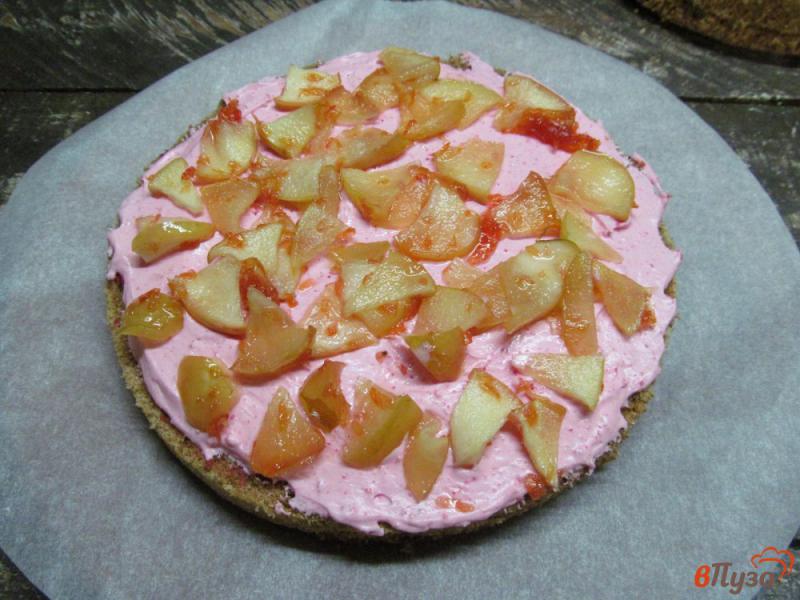 Фото приготовление рецепта: Бисквитный торт с яблочной прослойкой шаг №14