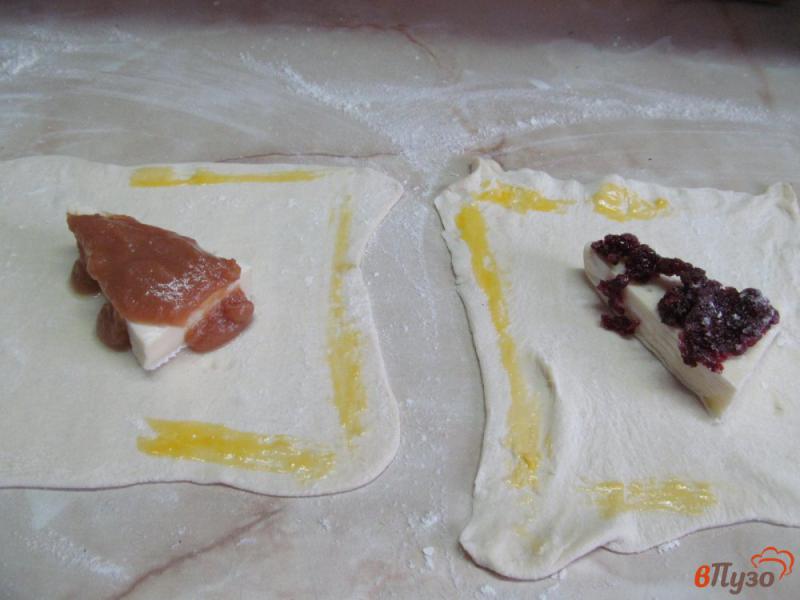 Фото приготовление рецепта: Сыр бри в слоеном тесте шаг №3