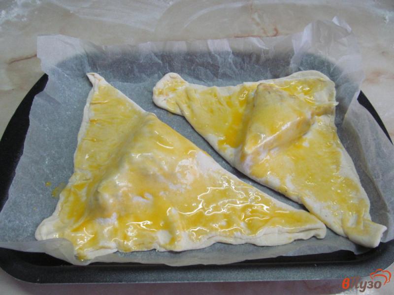 Фото приготовление рецепта: Сыр бри в слоеном тесте шаг №4