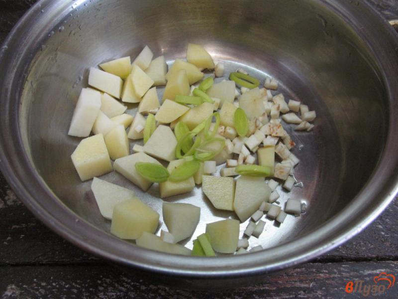 Фото приготовление рецепта: Овощной суп с сырными шариками шаг №2
