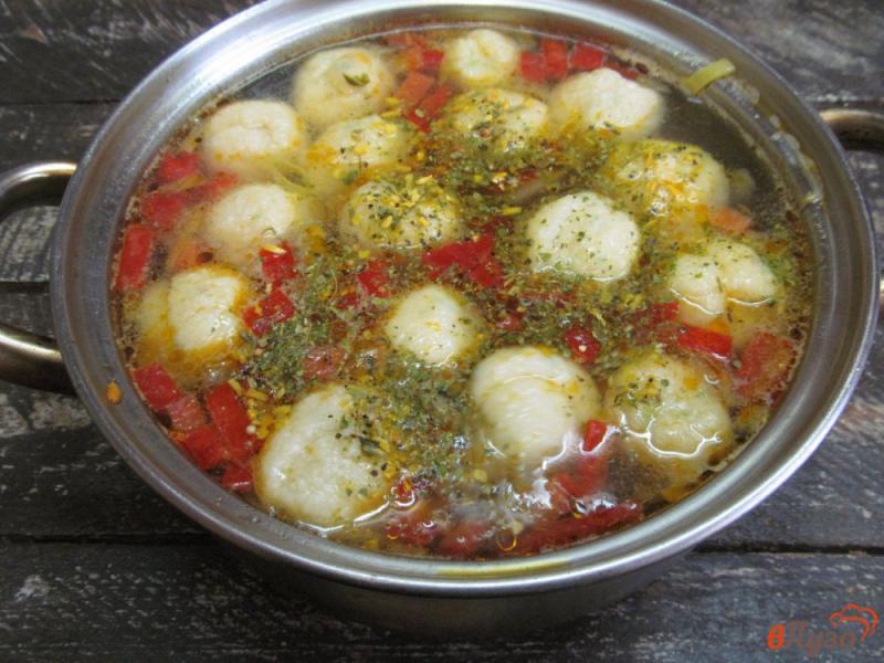 Фото приготовление рецепта: Овощной суп с сырными шариками шаг №9