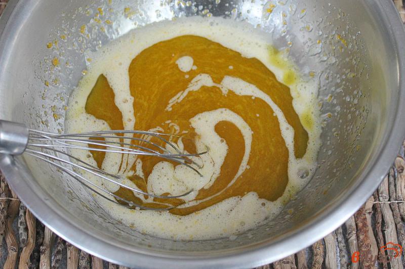 Фото приготовление рецепта: Морковный пирог с орехами, имбирем и корицей шаг №2