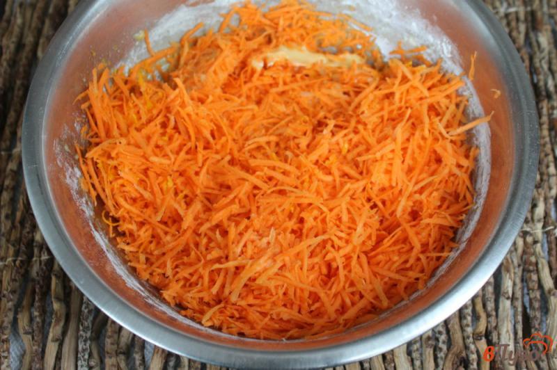Фото приготовление рецепта: Морковный пирог с орехами, имбирем и корицей шаг №4