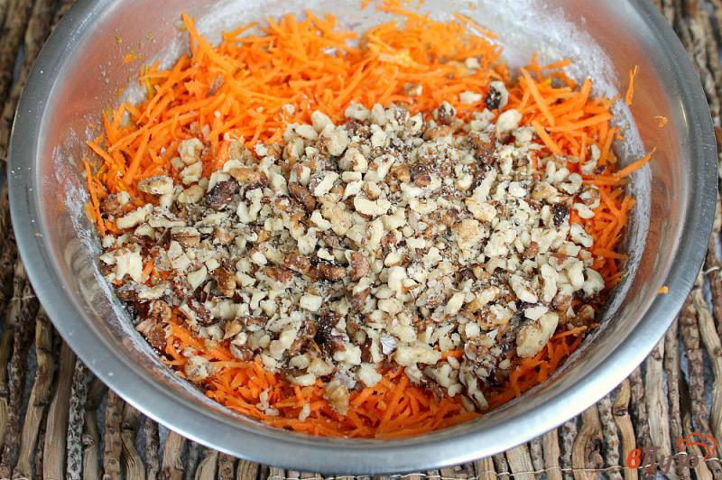 Фото приготовление рецепта: Морковный пирог с орехами, имбирем и корицей шаг №5