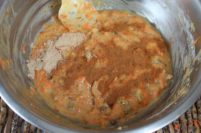 Фото приготовление рецепта: Морковный пирог с орехами, имбирем и корицей шаг №6