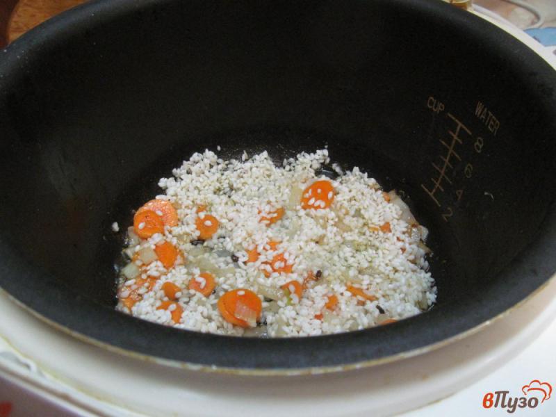 Фото приготовление рецепта: Курица с рисом и консервированным горошком в мультиварке шаг №3