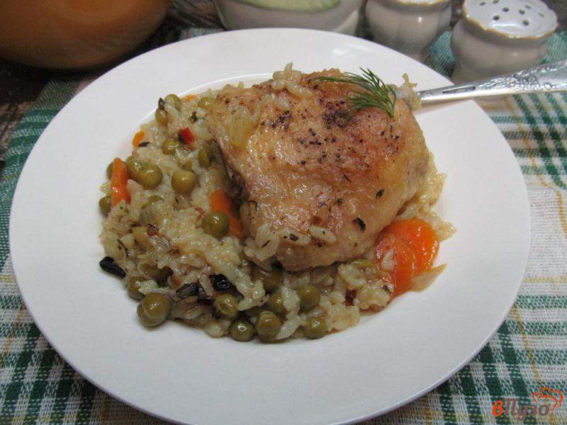 Фото приготовление рецепта: Курица с рисом и консервированным горошком в мультиварке шаг №8